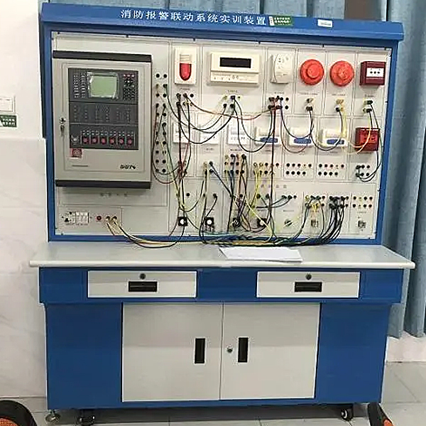 通過(guò)PLC實(shí)驗(yàn)臺(tái)學(xué)習(xí)物流自動(dòng)化技術(shù)，提高效率降低成本。(圖2)